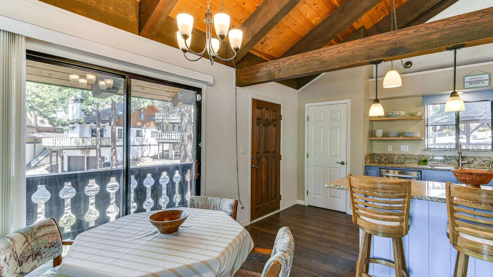 South Lake Tahoe Cabin Near Skiing And Beach Access